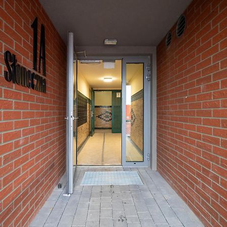 Exceptional Apartment With Parking By Noclegi Renters Katowice Bagian luar foto