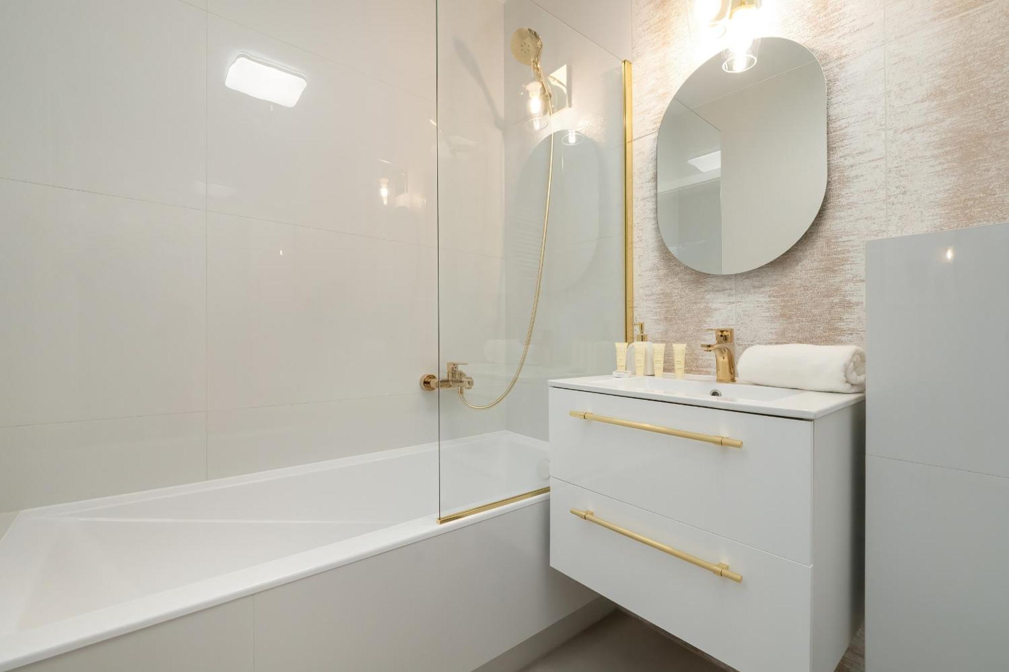 Exceptional Apartment With Parking By Noclegi Renters Katowice Bagian luar foto